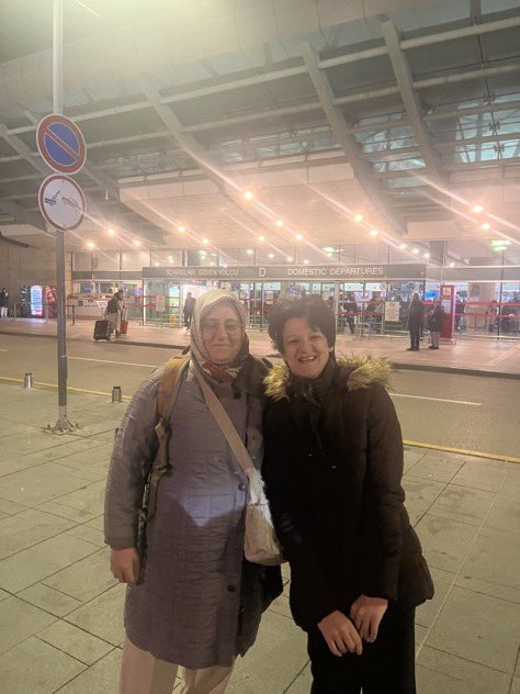 Kadinn_Sesi's tweet photo. Ağırlaştırılmış müebbet hapse mahkum edilen Kursiyer Teğmen Murat Çakır’ın annesi Sevinç Çakır, oğlunun özgürlüğüne kavuşması için yüzde 98 engelli kızı Merve ile Adalet Bakanlığı önünde başlattığı 'Adalet Nöbeti' nedeni ile aylardır göremiyor. Sevinç Hanım: @SevincCakir8 

“7,5 ay sonra Diyarbakır’a, oğlumun görüşüne gideceğim. 1 Nisan’da Adalet Bakanlığı önünde ‘Adalet Nöbeti’ne başladım ve 7,5 ay geçti. Sabah olmaz bu gece…”

@adalet_bakanlik 
@AYMBASKANLIGI
#KadınınSesi