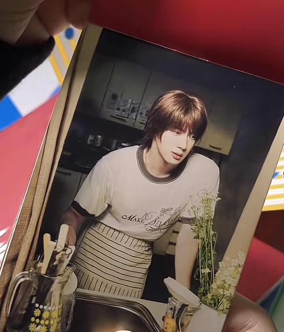 broad shoulders and tiny waist 😞