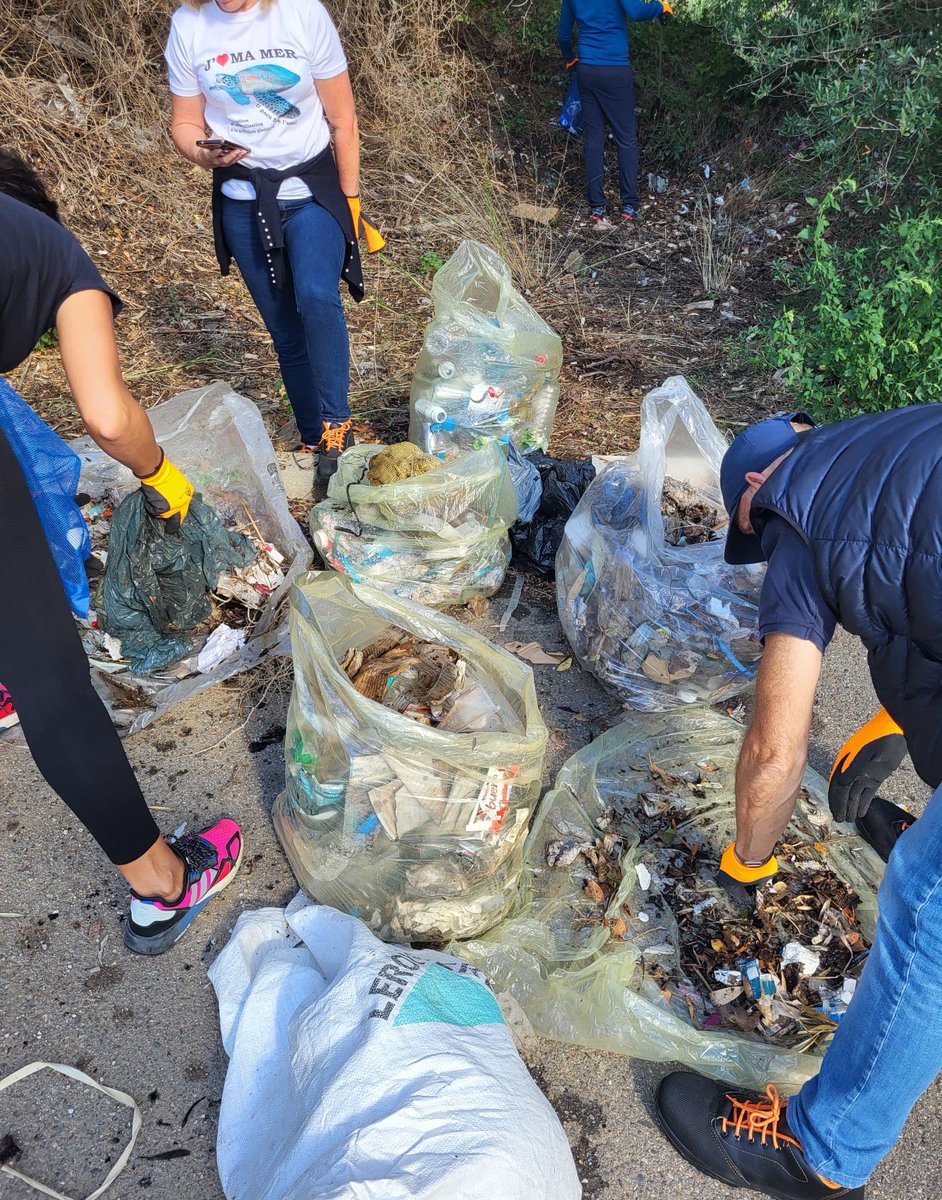 AggloBastia's tweet photo. #Citatinanza | La CAB engagée pour la réinsertion sociale à travers le développement durable.
Dans le cadre des Semaines Européennes du Développement Durable, la CAB et le Service Pénitentiaire d’Insertion et de Probation (SPIP) de Corse, ont mené plusieurs actions en faveur de la réinsertion sociale et de la protection de l’environnement autour de la pratique artistique :
♻️ Ramassage de + de 200 kg de déchets et sensibilisation autour du tri avec nos ambassadeurs sur la plage de l’A Rinella ;
♻️ Ramassage de déchets dans les Quartiers Prioritaires de la Ville. Les produits ramassés ont ensuite été réutilisés pour une création artistique dans notre Tiers-lieu @AVVIA_Corsica - A Vela qui a donné lieu à une exposition des travaux réalisés et une remise de trophées avec le Centre Pénitencier de Borgu.
Ces actions, menées aux côtés d’acteurs associatifs et institutionnels, s’inscrivent dans une démarche globale de prévention de la délinquance et de la récidive dans laquelle la CAB est engagée depuis 2021.