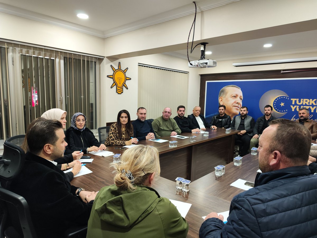 ak_sapanca's tweet photo. Haftalık olağan yönetim kurulu toplantımızı İlçe Başkanımız Sn. @BasogluSafak’nun başkanlığında, koordinatörlerimizin katılımıyla gerçekleştirdik. 

Toplantımız hayırlara vesile olsun. https://t.co/jG4Fod8fdJ