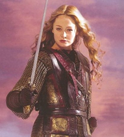 peredhelheart's tweet photo. my favourite genre is lord of the rings women posing with swords https://t.co/SRu40CguuR