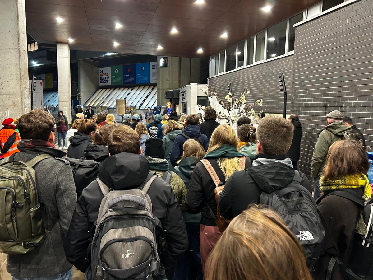 Studenten en personeel van <a href="/VUBrussel/">VUB</a> verzamelden zich op de Esplanade op de campus in Etterbeek.  Samen herdachten ze de VUB’ers die heengingen in 2024. Met dit jaarlijkse Moment van Troost en andere initiatieven wil de VUB lijden en troost een plaats geven in haar gemeenschap.