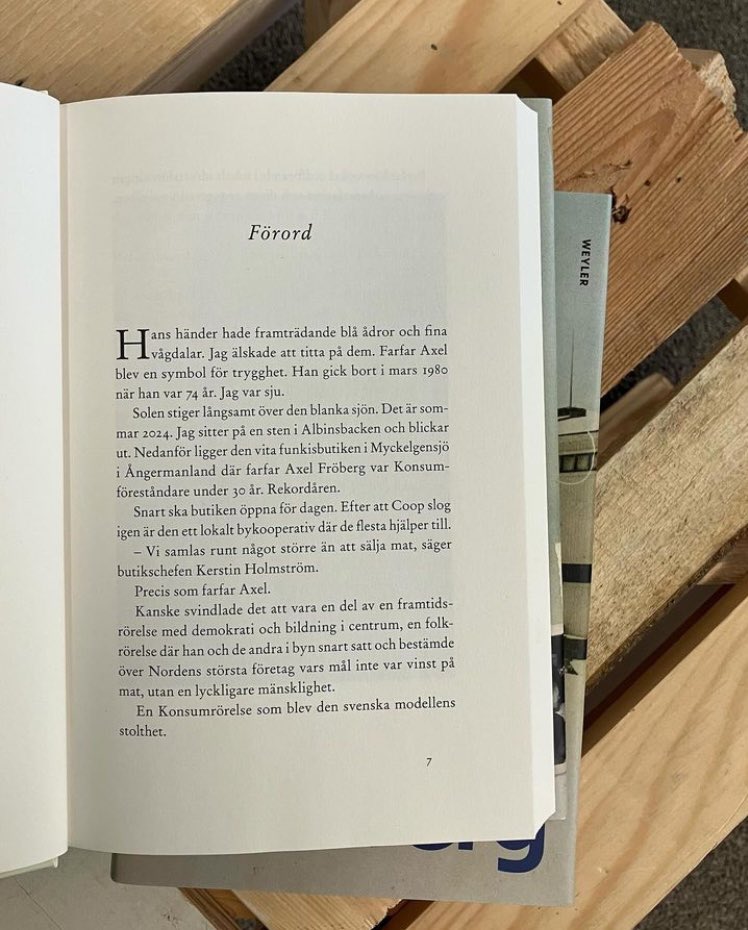 Jonas_froberg's tweet image. Nu är min nya bok ”Huset mitt i byn” på @Weyler_forlag ute!
