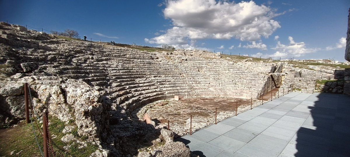 Arturodelp's tweet photo. 🏛️ Teatro romano de #Acinipo (Ronda, Málaga). Sería verdaderamente excepcional si no fuese por el estado de abandono que presenta toda la ciudad, que no es otra cosa que una sucesión de majanos ininterrumpidos a lo largo de la visita. Una lástima 😔 https://t.co/tZaRYZZfFW