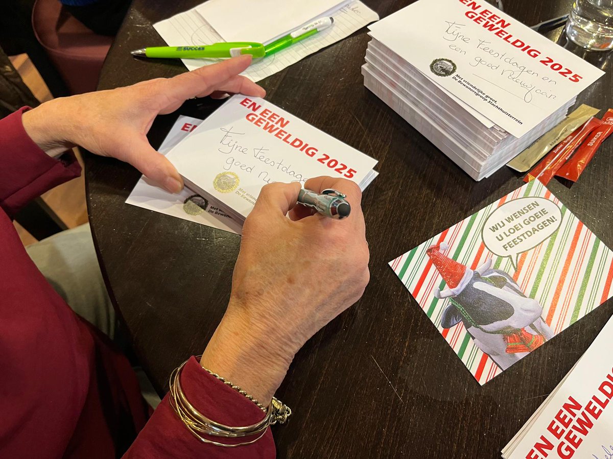 Anneke Strasters (@annekestrasters) on Twitter photo Een aardig woordje op 2000 kerstkaarten schrijven
<a href="/BuurtBestuurtR/">Buurt Bestuurt 010</a> <a href="/WR_Crooswijk/">Wijkraad_Crooswijk</a> <a href="/HedyvandenBerk/">Hedy van den Berk</a> met @havensteder op bezoek
#BewonersgroepSlachthuisterrein
Nu nog in de brievenbussen komt goed Een aardig woordje op 2000 kerstkaarten schrijven
<a href="/BuurtBestuurtR/">Buurt Bestuurt 010</a> <a href="/WR_Crooswijk/">Wijkraad_Crooswijk</a> <a href="/HedyvandenBerk/">Hedy van den Berk</a> met @havensteder op bezoek
#BewonersgroepSlachthuisterrein
Nu nog in de brievenbussen komt goed