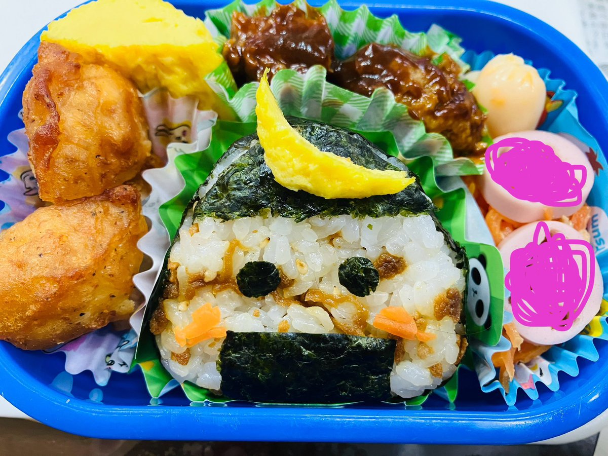 RiecchiS's tweet photo. 息子小学校に入ってお弁当Dayがかなり増えた。
むすび丸のおにぎり作ってからほぼ毎回キャラおにぎりご所望の息子👦
魚肉ソーセージは名前入り

#キャラ弁 
#キャラおにぎり
#小1 
#お弁当 https://t.co/0F4LDpiXll