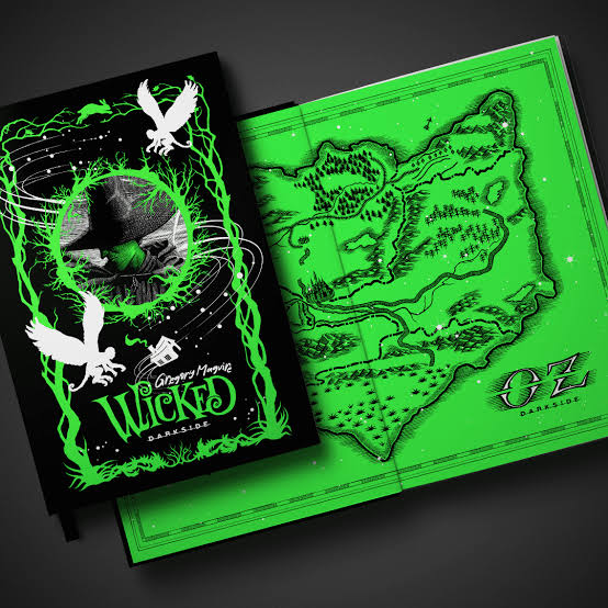 ✨ "Wicked" estreia nesta quinta nos cinemas, mas sabia que o filme foi inspirado em obras literárias?
O autor Gregory Maguire escreveu quatro livros que abordam o universo de Elphaba e Glinda, e um deles está em oferta na Amazon!

📖 Wicked (capa dura)
🔗 amzn.to/495y1Y0