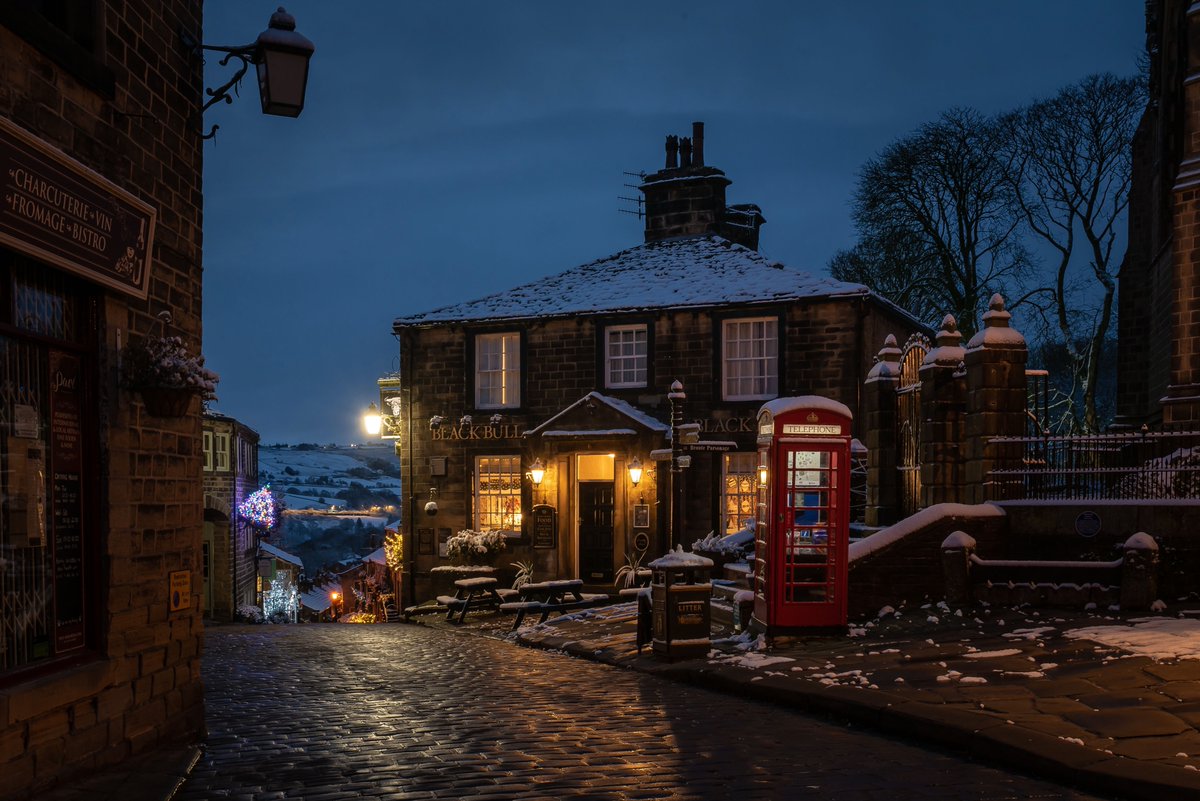 7:30am this morning on Haworth Main Street - I was expecting to have to elbow my way through crowds of photographers but there wasn't a soul about.