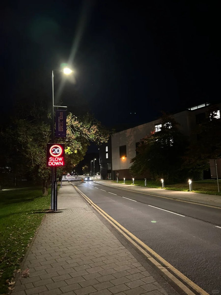 orientalli's tweet image. A quiet street illuminated by traffic lights at night.