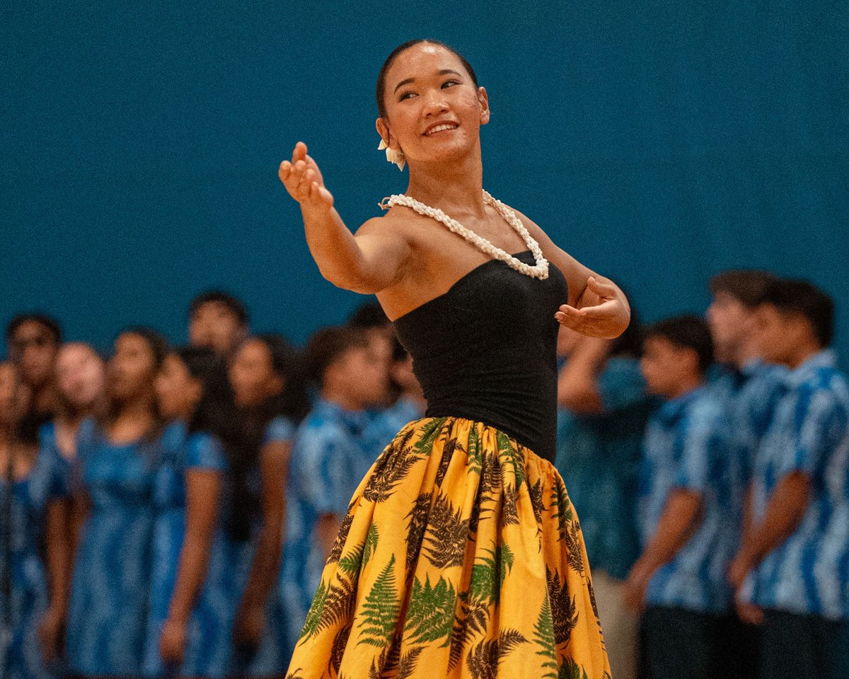 HawaiiHTA's tweet photo. The UH + Chaminade event was about more than just the game. It was about coming together as a community. Mahalo to Kamehameha Schools Maui for hosting the games and lighting up the halftime show, and for giving local vendors a chance to share their ʻono food. <1/2> https://t.co/KPOlKzFdvH