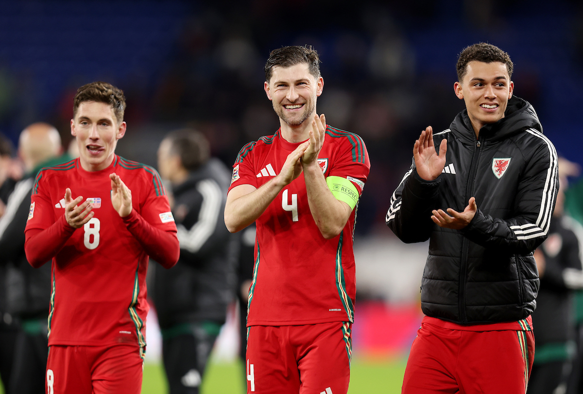 Harry Wilson, Ben Davies and Brennan Johnson celebrate Cymru's 4-1 win over Iceland. 