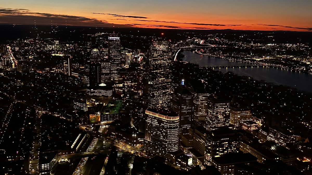 KristenEckRadio's tweet photo. Looking out to the West from over the Boston Common. #BostonSunset #BostonWeather https://t.co/ao2sNqX9HQ