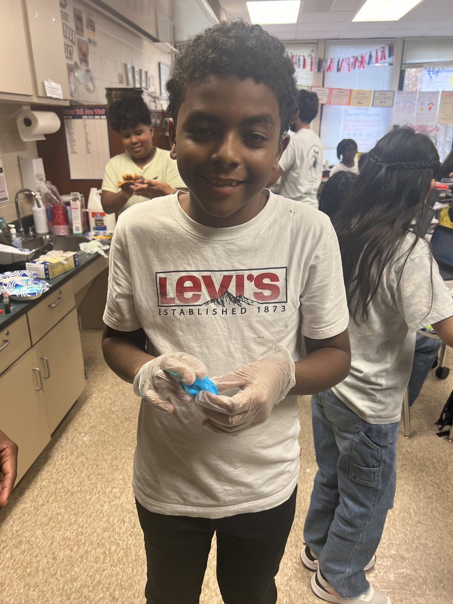 DiggsLatham's tweet image. Students in Mrs. Seymour’s 5th grade are studying chemical changes.