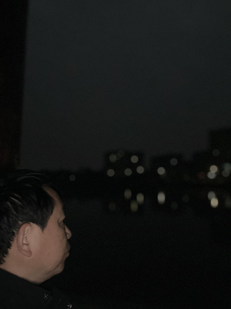 等待黎明

陌生的城市，总带着一种让人轻微不安的生疏气息。凌晨五点不到，我从宾馆的床上爬起，睡眠浅薄如薄雾，仿佛随时会被清晨的风吹散。带着倦意和些许的好奇，我走出了宾馆的大门，踏入一座尚在沉睡的三线小城。