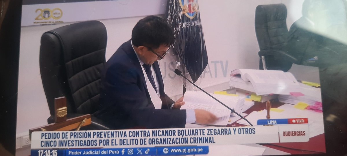Andreaac16's tweet photo. Se le impone 36 meses de prisión preventiva contra #NicanorBoluarte hermano de la Pdta Dina Boluarte. (Desde el lunes no se ha conectado a la audiencia y en su domicilio los vecinos indican que no lo ven desde hace semana y media aprox.) Vía @RPPNoticias https://t.co/buuJpyBJbA