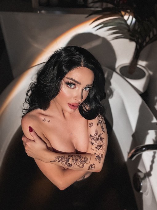 Watch Kristen Lanae's leaked NSFW photo on TwXstars