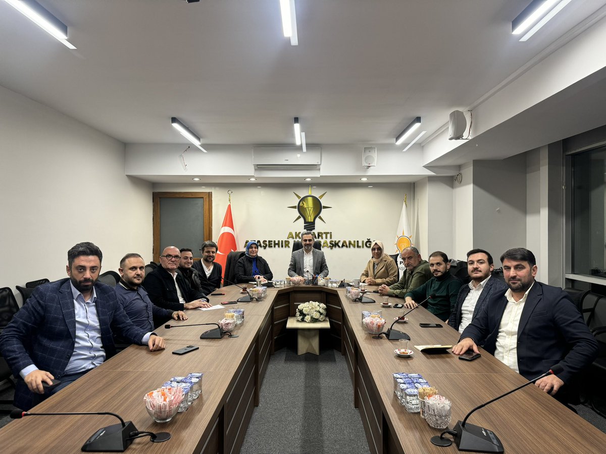 Haftalık olağan İlçe Yürütme ve Yönetim Kurulu toplantımızı yol arkadaşlarımızın katılımlarıyla gerçekleştirdik.

Sorumluluk bilinciyle, fedakârca çalışan teşkilat mensuplarımıza çok teşekkür ediyorum.

AK Parti bizim hem yolumuz hem siperimiz oldu. Birlikte bir “kardeşler