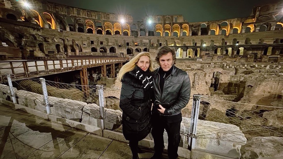 MatiAromi's tweet photo. Karina Milei en 11 meses hizo: 7 viajes a Estados Unidos, 2 a Suiza, 2 a Italia, 2 a España, 2 a Brasil. A Israel, al Vaticano, a Alemania, a República Checa y a Francia. 20 viajes en menos de un año, gastando miles de millones, mientras dicen: no hay plata. Nadie la votó. Casta. https://t.co/aWJD8icYWf
