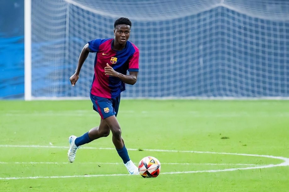 BABA KOUROUMA, EL JUGADOR TOTAL DE LA MASIA

En todas las generaciones que pasan por el Barça hay varios futbolistas que nos llaman la atención, pero siempre hay uno que se convierte en nuestro fetiche. Baba Kourouma (2009) es el mío.

Central, MC, interior... Vamos a analizarlo.