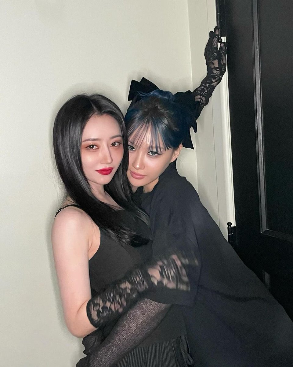 kpopsapphic's tweet photo. Sua and Siyeon (Dreamcatcher) https://t.co/nNwB5dFIkB