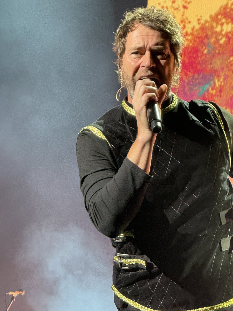 MonParadis1222's tweet photo. I saw TAKE THAT live on Monday and it was so amazing!!
My seat was just the front row so I could see them really close!!
Also I could catch a little bit broken old phone from Mark,Howard hold my hand and got Gary’s autograph!!
Thank you so much for coming to Tokyo @takethat 
I was so happy to see you guys!!

月曜日にテイクザットの来日公演に行ってきました‼︎
とても素晴らしかったです‼︎
私のに席はアリーナ最前列で、良く見れました。
マークが客席に投げた携帯をゲット出来たり、大好きなハワードと握手して、ゲーリーからはサインを頂きました。
日本に帰ってきてくれてありがとう、テイクザット‼︎ @takethat @GaryBarlow #HowardDonald @markowen 

#takethat #thislifeontour #garybarlow #howarddonald #markowen #tokyogardentheater #thatters 

#テイクザット #テイクザット来日 #ザッター #サイン #携帯 #来日 #ライブ #コンサート #東京ガーデンシアター