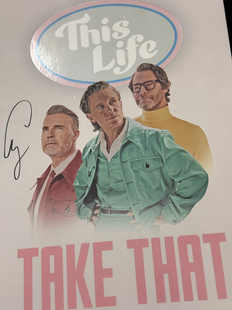 MonParadis1222's tweet photo. I saw TAKE THAT live on Monday and it was so amazing!!
My seat was just the front row so I could see them really close!!
Also I could catch a little bit broken old phone from Mark,Howard hold my hand and got Gary’s autograph!!
Thank you so much for coming to Tokyo @takethat 
I was so happy to see you guys!!

月曜日にテイクザットの来日公演に行ってきました‼︎
とても素晴らしかったです‼︎
私のに席はアリーナ最前列で、良く見れました。
マークが客席に投げた携帯をゲット出来たり、大好きなハワードと握手して、ゲーリーからはサインを頂きました。
日本に帰ってきてくれてありがとう、テイクザット‼︎ @takethat @GaryBarlow #HowardDonald @markowen 

#takethat #thislifeontour #garybarlow #howarddonald #markowen #tokyogardentheater #thatters 

#テイクザット #テイクザット来日 #ザッター #サイン #携帯 #来日 #ライブ #コンサート #東京ガーデンシアター