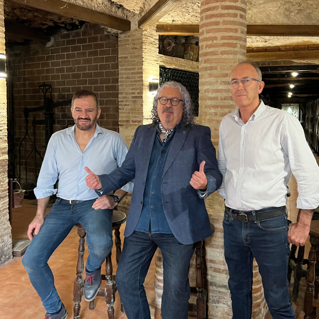 Una cosa es el vino, otra cosa es el amor y la suma de las dos se llama #Variotinto.

🍇🍷 Este martes a las 22:30 h, nuevo programa de <a href="/VariotintoCMM/">Variotinto</a> recorriendo dos de las Ciudades del Vino de Castilla-La Mancha: Tomelloso y Socuéllamos.
cmmedia.es/tv/variotinto