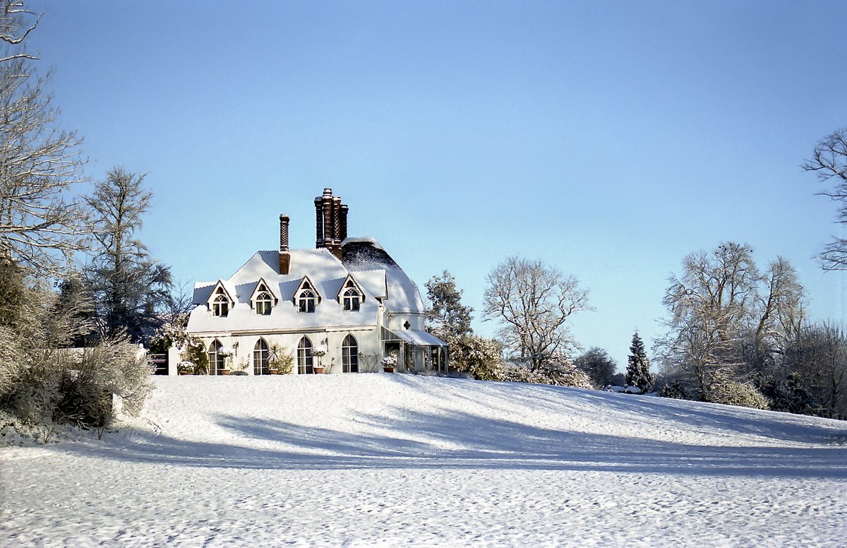 HoughtonLodge's tweet photo. 🎄 Join our  enchanting Christmas Market on 7th &amp; 8th December (10am-4pm).

Enjoy free entry &amp; discover unique gifts from local artisans, delicious festive food &amp; drinks, and a warm and inviting Christmas atmosphere. 🎅 https://t.co/hkQKJgU6ca