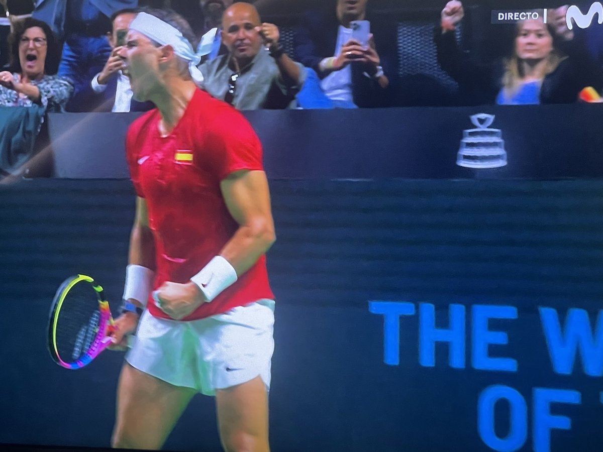 Sólo este tío, con 6-4 y 4-1 abajo y en el ocaso de su carrera es capaz de hacer que todo un país (España) y una buena parte de otro (Países Bajos) crea que puede remontarlo.
Quizás sí, posiblemente no.
Pero qué sensación.
#VamosRafa.