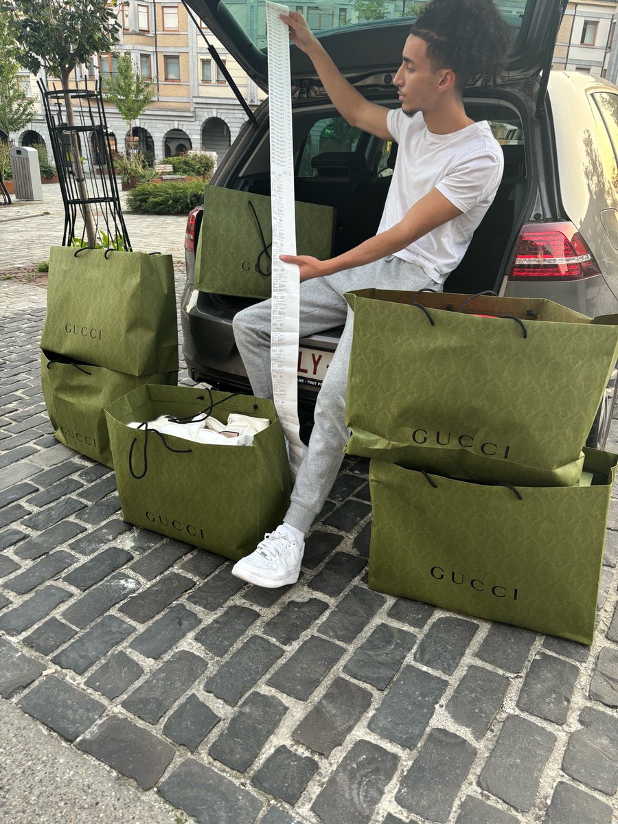Wallace00x's tweet photo. Seuls les PAUVRES s’habillent avec du Luxe.

Les vrais RICHES n’en ont pas besoin.

J’ai dépensé 12.000€ chez GUCCI avant de le comprendre…

Je t’explique 🧵 https://t.co/5Uml5OL4Z7