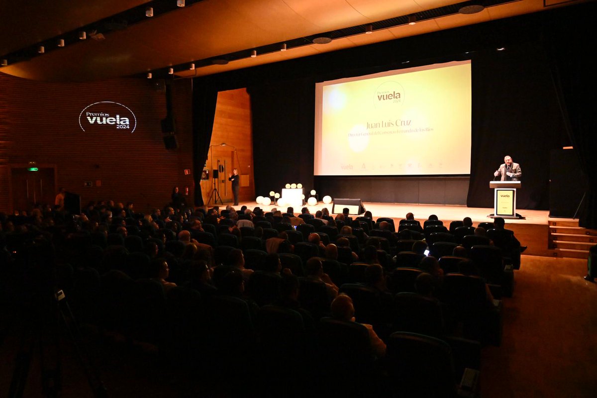 🚀Con la bienvenida de <a href="/juanluiscruz_/">Juan Luis Cruz</a>, director general del @consorcioFR, arranca en Granada el acto de entrega de #PremiosVuela24⤵️

🏆 Los galardones reconocen a los actores con un impacto significativo en la vida digital de los ciudadanos de pueblos y barrios andaluces ✨