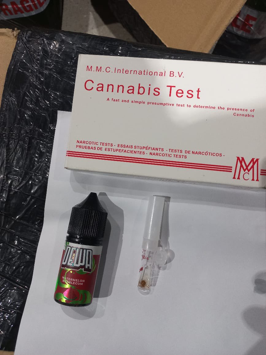 min_mohst's tweet photo. Airport gai Customs in intercept kurevey suspected package / item thah rapid test koh, positive vaanama hifehetti thahugeegah havaalukurevey. Migothun mi vape shipment ves test kurevunu adhi photogai mivany edhuvahuge rapid test natheeja (cannabis ah positive). Namaves aammu usoolun mithakethi thahugeegah fuluhunnai havaalukurevi laboratory test hadhaa. Adhi e test aammu koh 2-7 dhuvas nagaafaane. Mi testaai rapid test natheeja dhimaa nuvehjje nama ithurah confirmatory test thah hadhaane. Thahugeegah natheeja beynun kuraanee confirmatory test hedhumah fahuga shakkeh neiyy minvarah yageen vumun. Eki mediathakun mi shipmentge verifaraathuge mauloomaathu hoadhan edhumun alhugandu e faraathuge mauloomaathu aammu nukury laboratory confirmation nulibeythee. Edhuvahu alhugandu mi shipment hifehettunu vaahaka khissa  kurumah nimmee 2024 vana aharu mifadha ethah case thakeh adhi 2023 gaves mifadha vape oil shipment gai cannabis huri kamah yageen kurevifai vaathee mujuthamauge kanboduvun oiyy massala akah veema. Fuluhun miadhu haama kuri mauloomaathun engigendhany mi process ge haama kan bodukan adhi insaafverikan. Raiyyithunge salaamathai rahkaatherikamakee alhugandumen emme iskan dhey kankan. Kuriah oiyythaangaves mifadha kankamuga amalu kureveynee mi gothah.