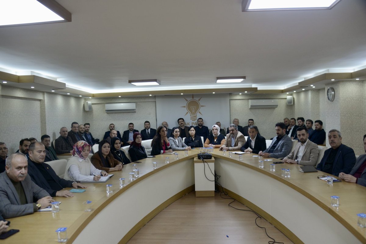 Haftalık olağan toplantımızda, Genel Merkez Yerel Yönetimler Başkan Yardımcımız Recep Altepe’yi ağırladık. 

Halkımıza duyduğumuz sevgi ve hizmet aşkıyla, ilk günkü gibi azimle çalışmaya devam edeceğiz.

Allah birlik ve beraberliğimizi daim eylesin.