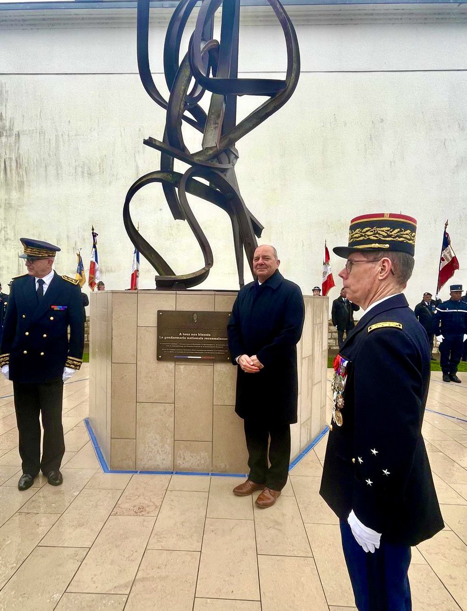 DavidGaltier's tweet image. Pour honorer les blessés de la #gendarmerie, la Fondation Maison de la gendarmerie a offert à l’Arme, lors d’une cérémonie en l’école de Dijon, l’œuvre du sculpteur Jean-Pierre RIVES 
«  RECONNAISSANCE ET RÉSILIENCE », transmise par donation.

#fondationmg.fr  #blesses