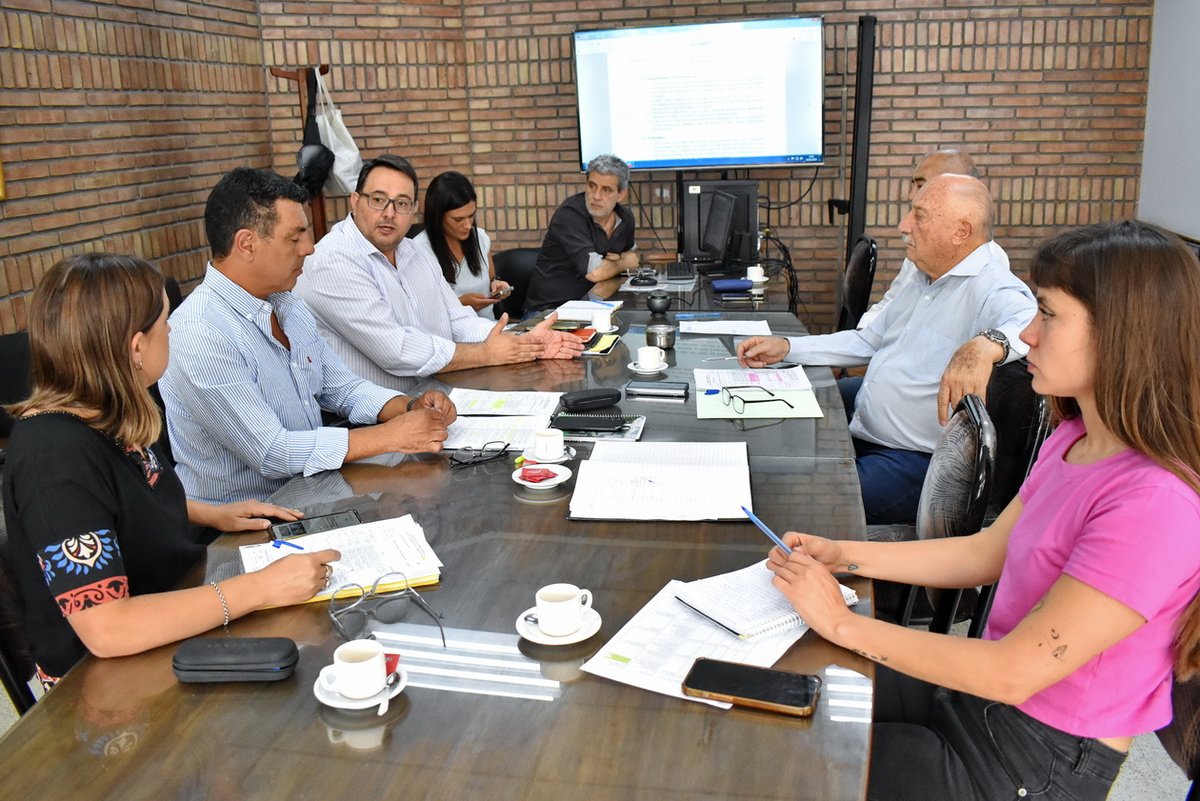 DiputadosMza's tweet photo. #Comisiones 
Ambiente-Preside Gabriel Vilche (Unión PRO)
Se profundizó sobre proyectos de regalías por explotación de aguas minerales y la creación de un Fuero Ambiental en el Poder Judicial

Proyectos de autoría de Emiliano Campos (UCR-MC), quien participó de la comisión. https://t.co/XUmBMKu6aP