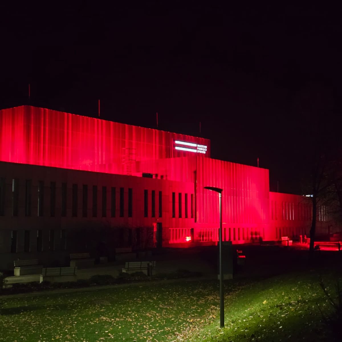 Muzeum Pamięci Sybiru świeci dziś na czerwono! 🔴 Dołączamy do ogólnopolskiej akcji „Dzieciństwo bez przemocy”, by wyrazić sprzeciw wobec krzywdzeniu dzieci.