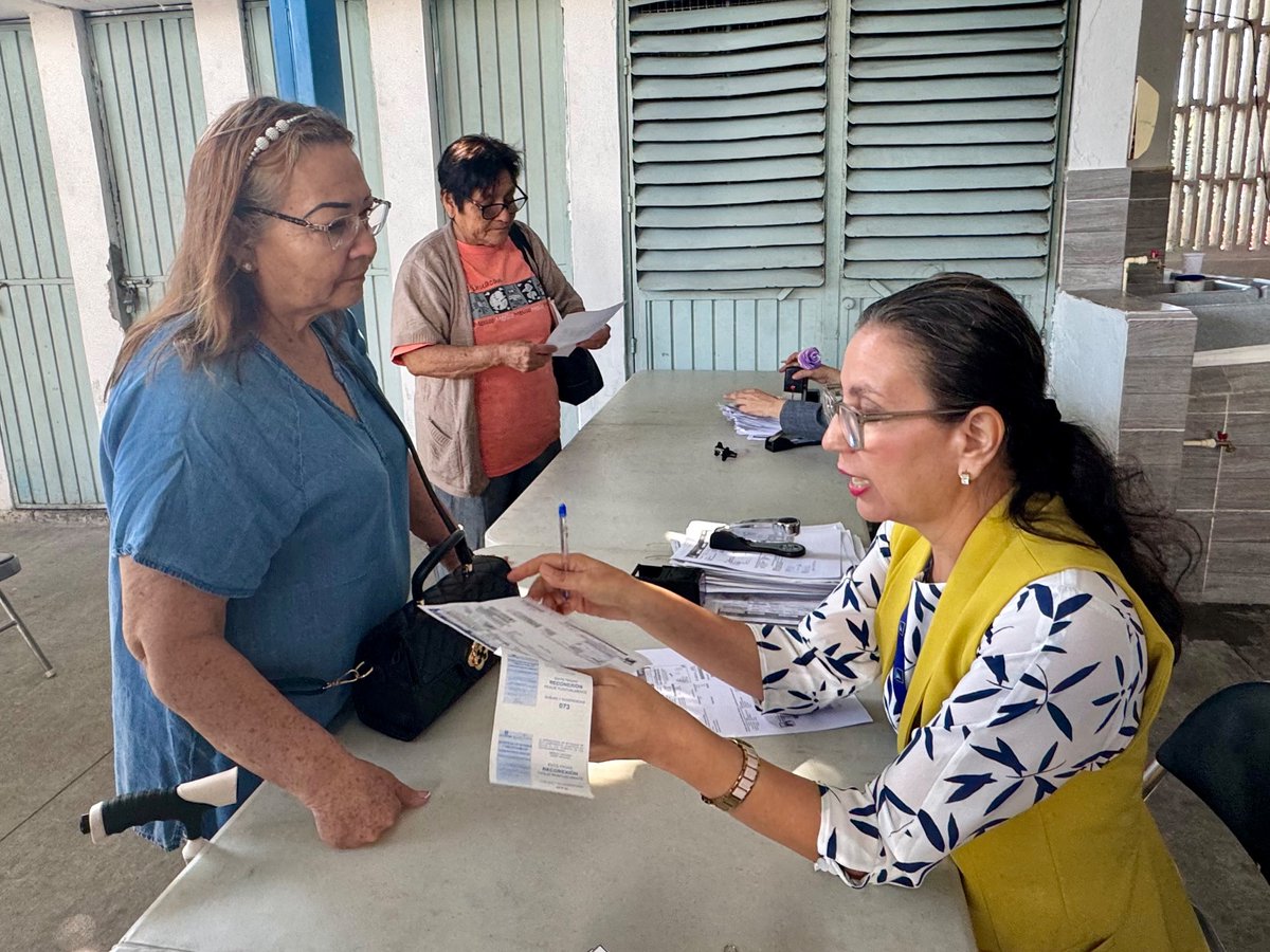 Cientos de adultos mayores, jubilados y pensionados ya inscritos al Padrón de la Tarifa Social acuden todos los días de noviembre al patio de la Oficina Central, para actualizar sus datos y continuar recibiendo este beneficio que por Ley les corresponde.  
#Bienestarparatodos