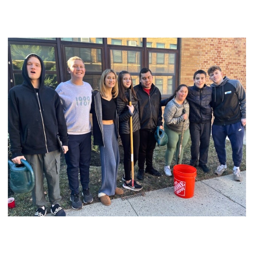 BethpageUFSD's tweet image. 🌷 Last Wednesday, Sources of Strength Peer Leaders &amp;amp; ACE classes at Bethpage HS planted 100+ bulbs in the library courtyard! These will bloom from early to late spring, adding vibrant color &amp;amp; new life to our school. 🌼💛 #BethpageHS #SourcesOfStrength #WeAreBethpage