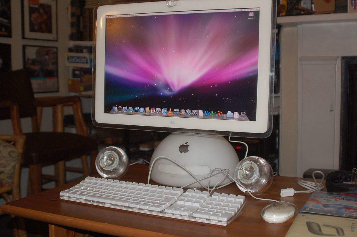retrocompmx's tweet image. El 18 de noviembre de 2003, Apple presenta al mercado su iMac g$ de 20 pulgadas, el ordenador todo en uno, más grande de la empresa, hasta entonces. Llegó a pesar el doble que el modelo de 17”
#retrocomputingmx #imacg4 #apple