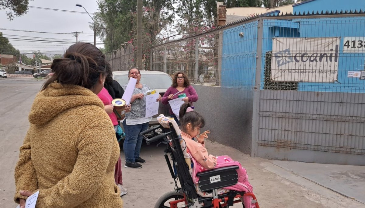 <a href="/fcoanil/">Fundación Coanil</a> , Protesta de apoderados de  colegio Coanil Copiapó , por desvinculacion de una excelente docente , por parte de la directora . Necesitamos que <a href="/fcoanil/">Fundación Coanil</a> nos escuche a los apoderados y docentes por lo que esta pasando en el colegio.