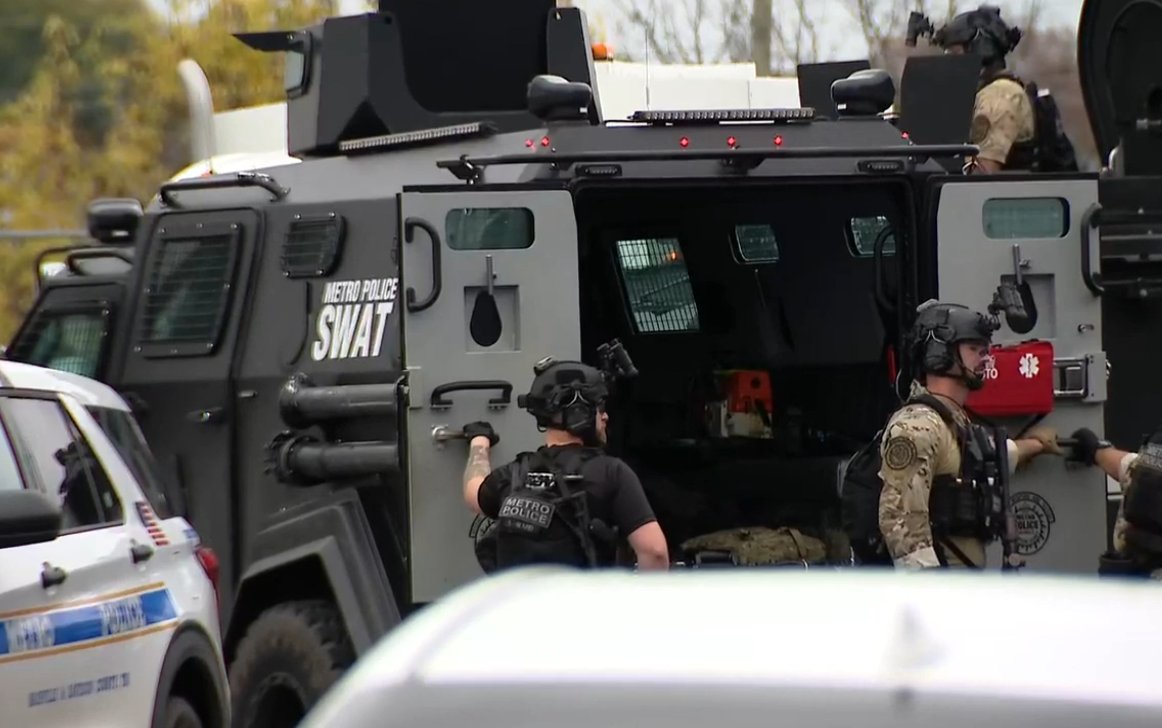 #UPDATE A person is in custody after a heavy police presence and SWAT responded to an incident in downtown Nashville. bit.ly/3CtBZgD