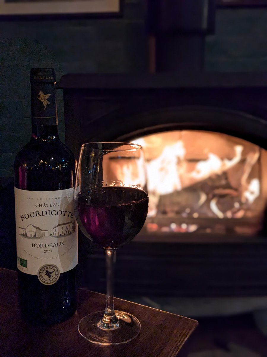 Where else would you rather be?

#windlesham #lighwater #bagshot #cosynights #wintervibes