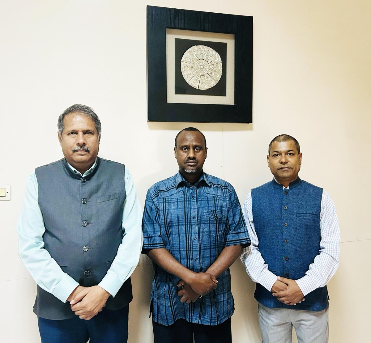 indiaindjibouti's tweet image. Shri Mihir Kumar Thakur, Charge d'Affaires cherished welcoming bites for Indian investors from H.E. Mr. Mahdi Darar Obsieh, GM, National Investment Promotion Agency #NIPA #Djibouti while listening to sectoral priorities
@MEAIndia
@ficci_india
@minmsme
@COMESARIA