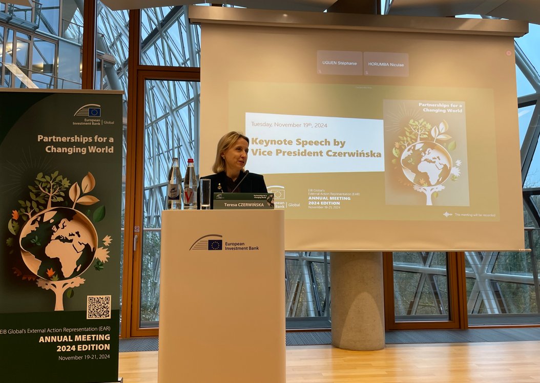 TeresaCzerwnska's tweet photo. Clear message today addressing @EIB envoys representing #TeamEurope abroad:

We will work with an even greater sense of determination and urgency to support candidate countries and build on #EU enlargement momentum. 

1000 days
🇪🇺🩷🇺🇦
#StandWithUkraine https://t.co/w849FTLTSp