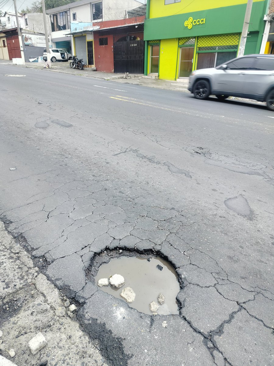7undertaker's tweet image. A quien corresponda este bache en calle San Antonio Abad bajando de la chulona está peligro ya que varios carros se suben a la acera para esquivarlo @FOVIALITO @alcaldia_ss @ObrasPublicasSV agradecería su ayuda.