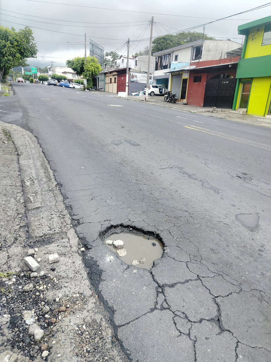 7undertaker's tweet image. A quien corresponda este bache en calle San Antonio Abad bajando de la chulona está peligro ya que varios carros se suben a la acera para esquivarlo @FOVIALITO @alcaldia_ss @ObrasPublicasSV agradecería su ayuda.