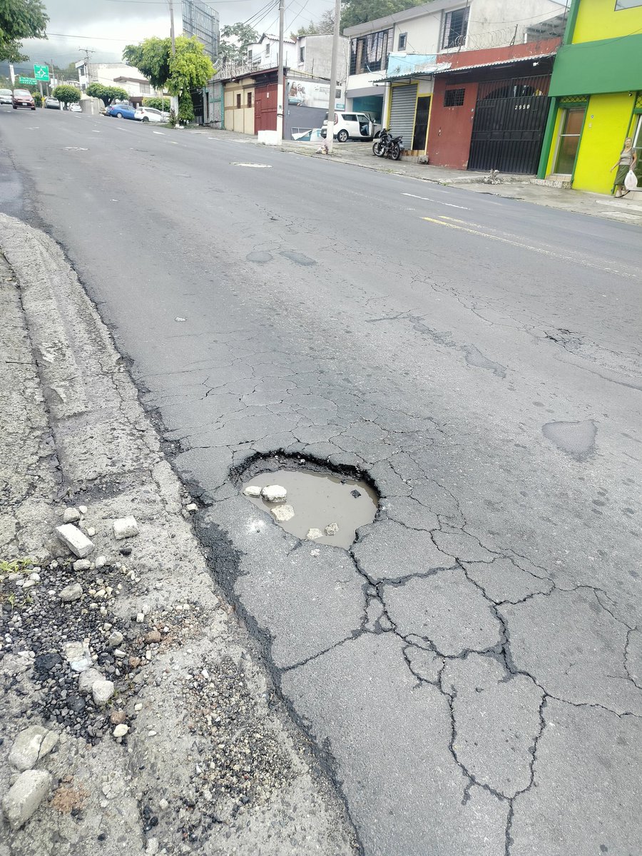 7undertaker's tweet image. A quien corresponda este bache en calle San Antonio Abad bajando de la chulona está peligro ya que varios carros se suben a la acera para esquivarlo @FOVIALITO @alcaldia_ss @ObrasPublicasSV agradecería su ayuda.