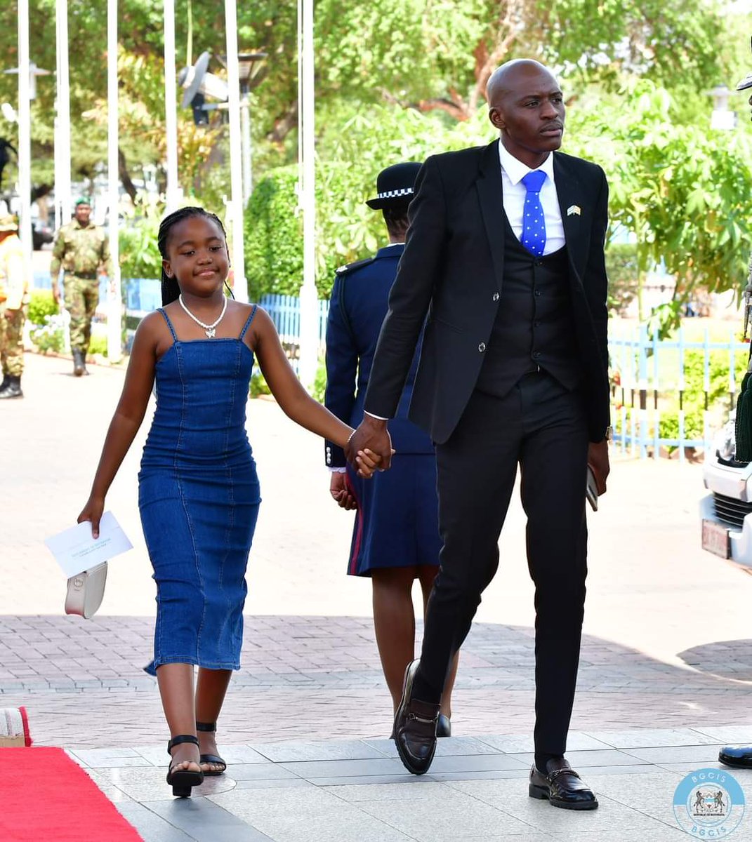 This brother is always with his daughter♥️♥️♥️I love love it