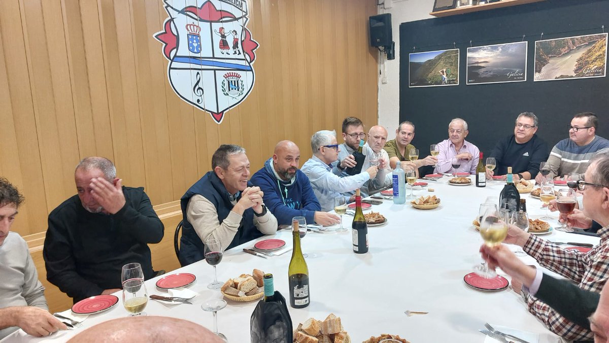 Hoxe tivemos a oportunidade de homenaxear a un galego ilustre, Manolo González, o adestrador do
<a href="/RCDEspanyol/">RCD Espanyol de Barcelona</a> 
#santacoloma #Galicia 
airinosdanosagalicia.org/2024/11/19/enc…