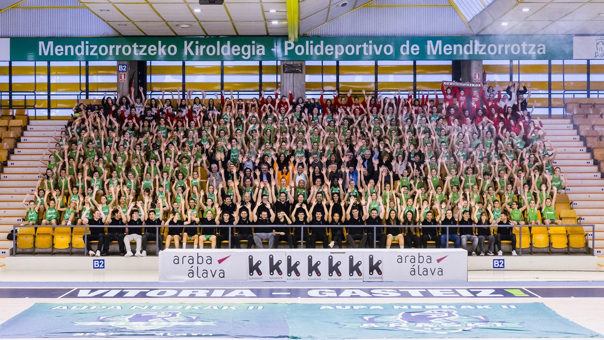 Araski's tweet photo. 💚 𝑭𝑨𝑴𝑰𝑳𝑰𝑨 💚

#LaMagiadeMendi #MendikoMagia https://t.co/XuXHY9hAGT